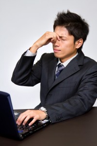返信メールの失敗し頭を抱えるヒト
