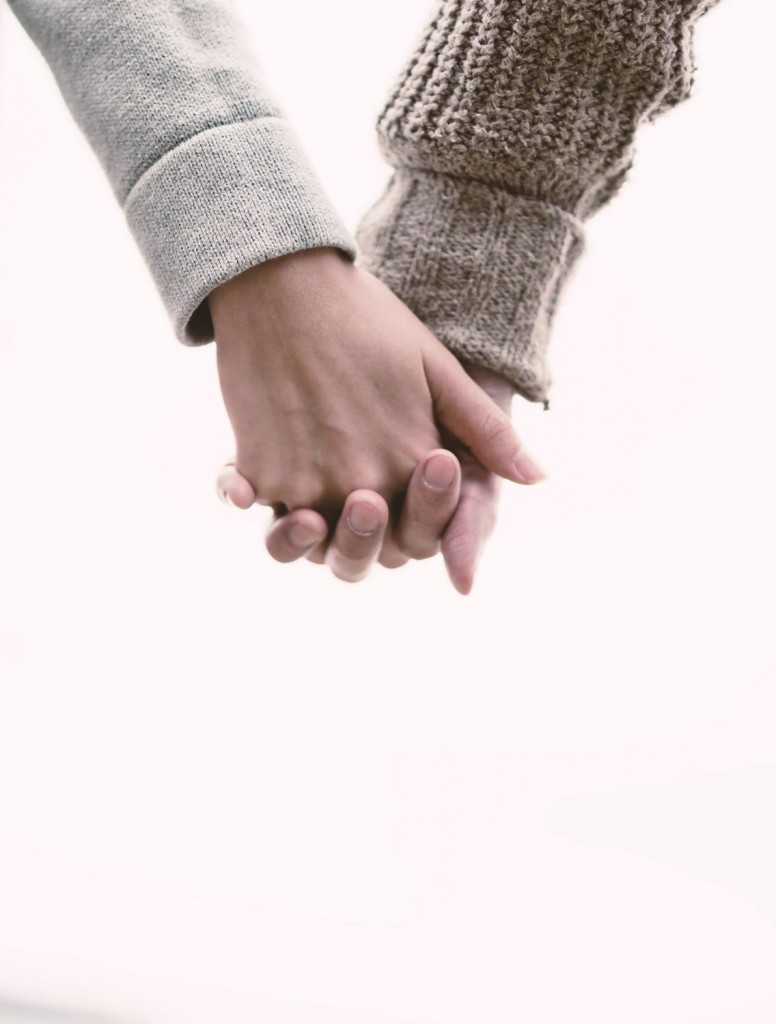 恋人と手をつなぐ(Love握り)